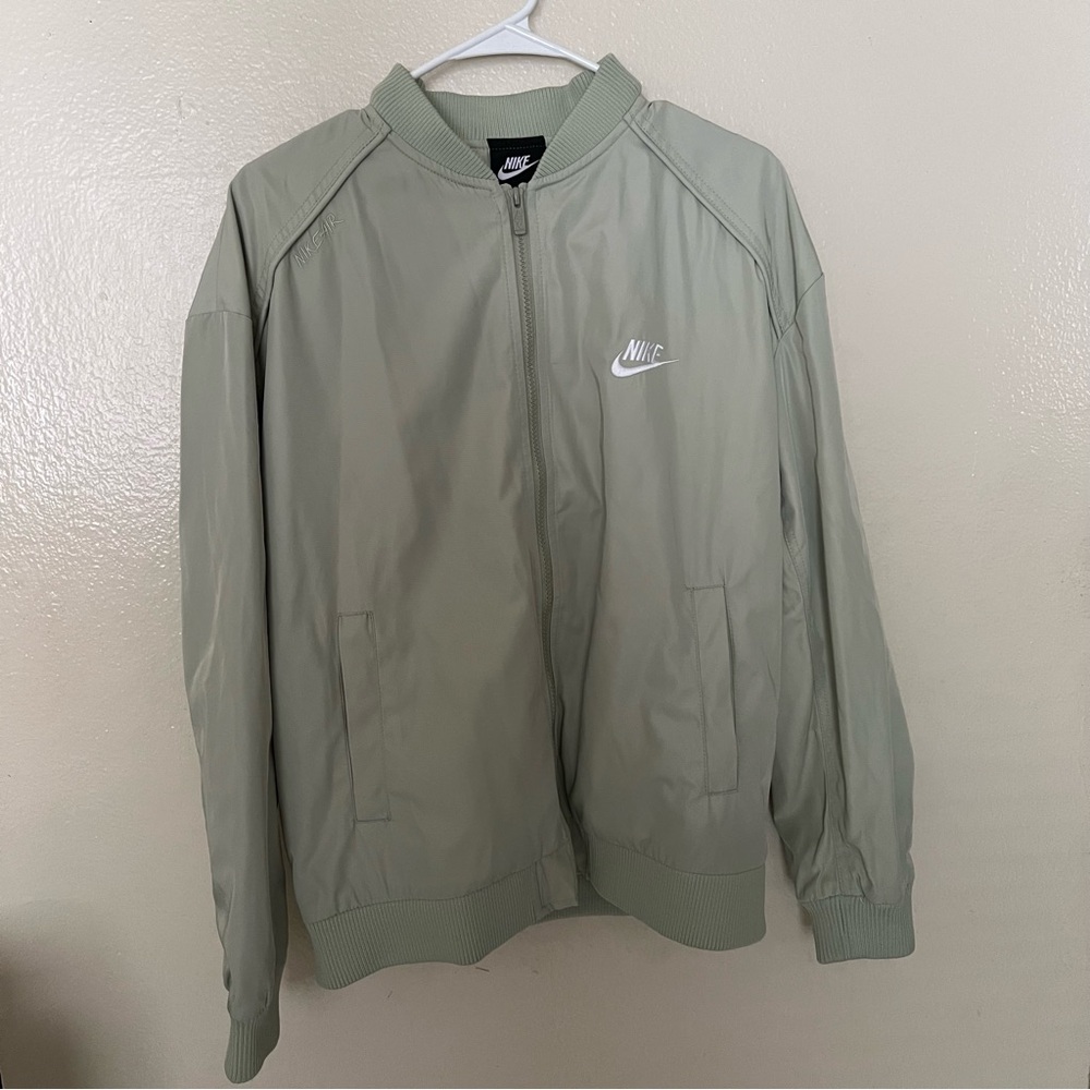 NWT Nike sage green lightweight windbreaker jacket